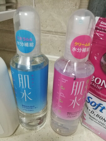 相比较于蓝色。粉色更柔嫩 倾向于补水保湿