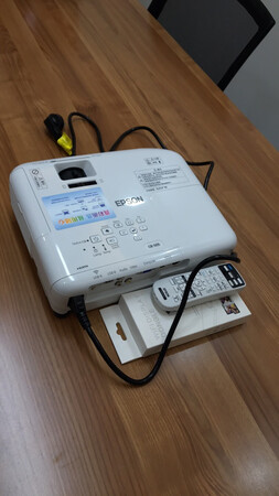 选了很多次了，性价比非常喜欢这次终于下单了。
在河北出差第一次见到这个型号，一个小机构里偶遇的，用
了后感觉非常好，图像清晰，亮度高。回家后就订购了，
到货很快，收到就迫不及待试用了，非常满意!
小会议室用的很好，成像角度大实用方便。室内外都没问题，特别是无线连结小配件大作用，手机、电脑都能用上，安卓手机还要试着用上。非常感谢!