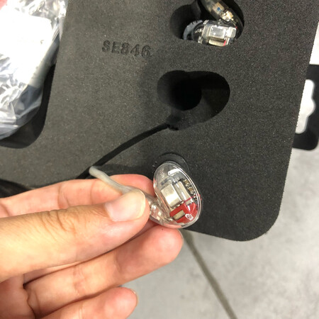 买来送男朋友的他太喜欢了吧整个包装都是很高级洋气有质感的一开始蓝牙连了iphone感觉就是声音比较实打实没有特别惊艳后来连了一下电脑我天那个声音立体的而且是声声有回响的那种扎实的感觉我也说不出什么形容词多专业反正就是很#吧外观也非常骚气可以换不同颜色的塞