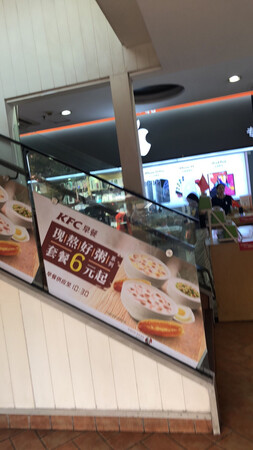 作为一位老京东客户，此只负责卖出东西，不售后服务！态度不好，卖出有问题东西不支持退还！我第一次在京东购买商品还拒绝退还货！这商家是强卖！买了个苹果5表，有问题他们处理不了！让我去专卖店寻找问题，去了，专卖店人员说，哪里购买就去问哪里！刚拿到手的表，让我寄回去售后？商家请问你有病？我买多大全新东西，你让我回去售后？怎么滴也是3000块大洋吧！当我的钱是大风刮来？黑商家！动动脑子去想，只顾卖出去，不管了？请大家认准这个店铺了！再三考虑清楚去别家店铺看看！