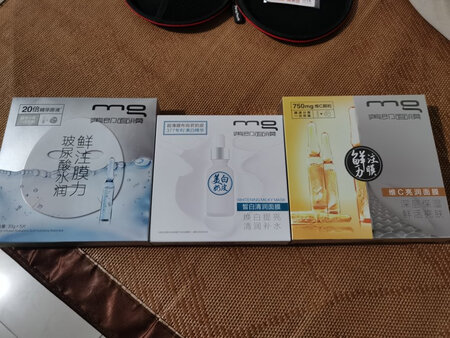 之前被种草了美即的面膜 但是双十一已经买了别的 所以就没有入手 没想到现在活动比双十一还便宜 果断一样入了几盒试试 目前试了vc的 果然向大家说的 上脸有一丢丢刺痛 但还可以忍受 膜布和精华分离 更加好保存和提升效果 整体好评