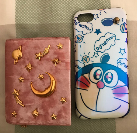 外观颜值：颜值应该是它最大的优点了，粉色丝绒，外加宇宙元素
容量空间：很小，百元钞票对折都放不进
做工细节：有点线头，做工不是很精细
尺寸大小：见图片与苹果七的对比比图
个人感觉不值它的售价，毕竟只有好看这一个明显的优点……