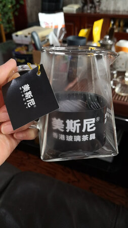 公道杯质量不错，还送了杯垫和茶巾，快递小哥特敬业，晚上快10点了送到丰巢，还有客服也很赞。