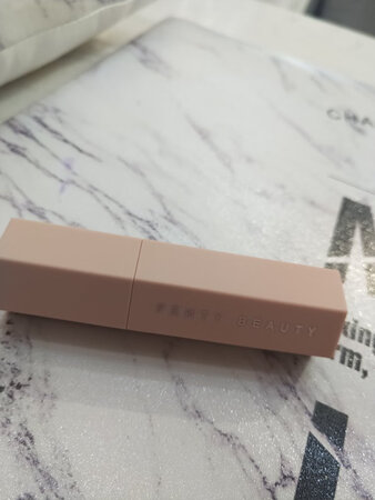 fenty beauty必买修容棒a**er 特别正的灰棕 不偏红 所以巨自然 而且质地顺滑不油腻很持久  ?
真神仙修容啊，有姐妹用过嘛，现在很便宜就能到手 Fenty Beauty 修容棒，这个修容棒是真的好用，用一次我就爱上了！！颜色超级自然，也很好晕开， 这个可是 Fenty Beauty最火的产品之一啊