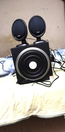 外形外观：外观精美，
音质音效：低音雄厚。
做工质感：做工精细，金属质感！