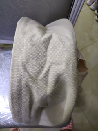 总体来说还不错,有折扣的时候买的,比较实惠,很适合大学生,就是拉链的位置在前面,上面有点褶,装点东西后就不怎么影响,还送了好多小礼物,包装也很不错,是一个纸盒子装的,里面还有袋子,有需要的朋友可以考虑考虑哈