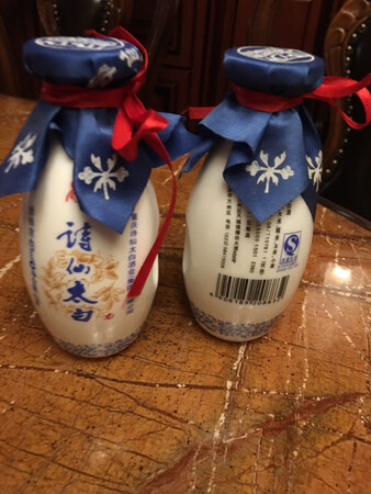 好精致的酒瓶，漂亮，明天打开喝一个，听说这酒不错