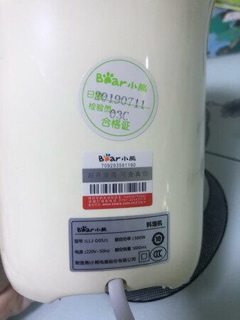 包装挺严实的…猛一看还以为鸡蛋呢…
功率是300w，家里之前有一个是按压式的，功率是220w，不知道这个转速是多少，反正声音是挺大的，不过要是水放的少反而有点打不动的感觉。但是打了之后还是挺细的，打水果完全够用。
送的杯子挺大的， 600ml好像，这个机器也挺大的，反正便携肯定不便携，在家里用用就行了。
最后总结，还是可以买的，刀片不是很大，水果要切小块一点还是可以的。值这个价吧