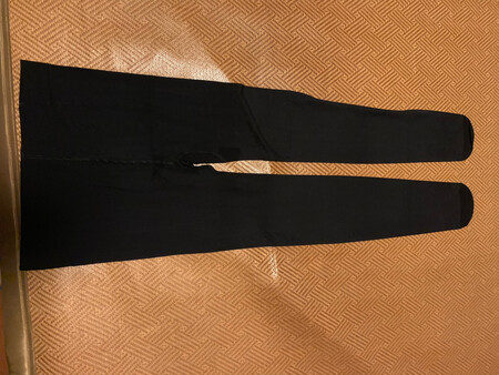 在这家大码店，一连买了好几件商品，总价还没过400，真是太便宜了，而且件件都适合胖人穿，这个连裤袜，是浪莎的，穿上身很舒服，前面不加裆，后面加裆，很喜欢，也以为能穿很久！晚上洗了之后，第二天准备再穿的时候就发现在脚背处有一个直径一厘米左右的洞，严重影响穿着，只能闲置，丢了又有点舍不得，也不敢再买了，怕会是质量问题，而且光袜子来看也不算便宜，要30几元?