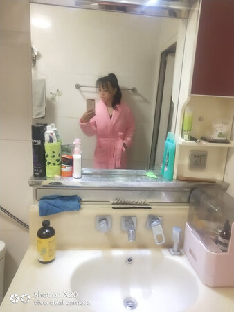 颜色很正，很喜欢，柔软舒适保暖还不厚重，最近比较开心的一次网购