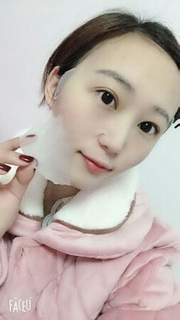 前天收到的货，特意用了两天才来评价的，很补水，很服帖，精华液也很多，搞活动买的很划算，贴完按摩至吸收，不用洗，等第二天早上再洗去，也不太粘，能接受晚上贴完不用洗