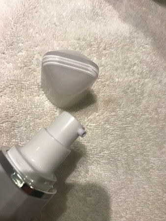一直用这个牌子的隔离霜。味道淡淡的，一点都不油腻。 涂上皮肤效果很好，有防晒的效果。看着也很自然。