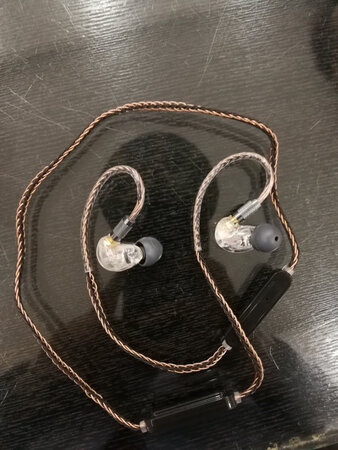 音质音效：配舒尔215 总体可以，低音量感降低了20%，不轰头了，比较合适。
做工质感：线柔软舒适，好评。
其他特色：蓝色的灯太亮，暂时用块胶布粘起来。