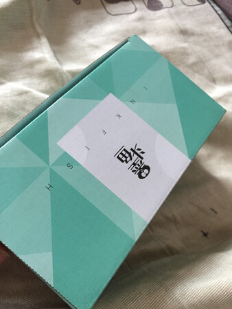 发货速度很快，包装的也非常精美，是用电池的，亮度很足，晚上点起来很漂亮，喜欢的可以购买啊。