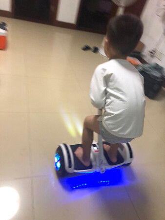 棒棒哒???安全稳定易学，两个孩子抢着玩，稳定性好，炫彩的灯光给外观更添美感。