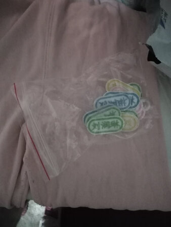 名贴是上幼儿园的必需品，老师对衣服的要求是怕孩子的衣服混乱了，不好分辨。这是我们第二次买名贴了，第一次的比这大，还是小点合适。所以大小合适，颜色也可以有四种，20多个，但是到冬天还是不够的。质量还可以，个别洗后有脱线的情况，大多数还可以。