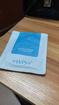 使用感受：面膜很薄，精华液很多，敷着很舒服