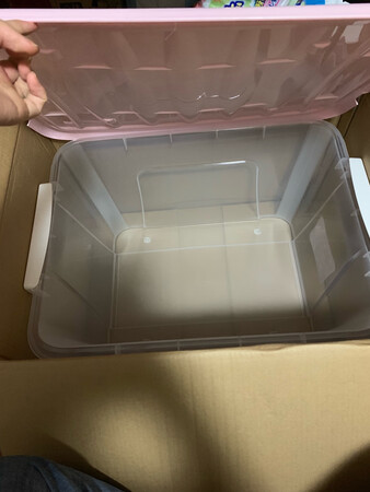 容量非常大 可以装很多东西 而且材质也比较厚实 颜色很漂亮 茶花在塑料界也是数一数二的 质量还是比较放心的，而且塑料的透明度很不错 塑料的透明度很不错 塑料的透明度很不错 重要的必须说三遍 ，三个一组，送到的时候包装完整无磕碰 用来装杂物很实用