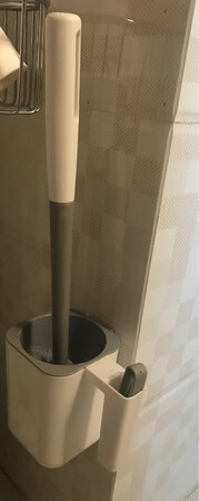 这款马桶刷组合质量很好，使用起来也很顺手。免打孔贴在墙上也很好收纳。