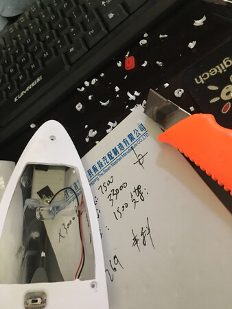东西收到了 质感还不错 就是镂空有点小  拆开包装就给它加工一番  动手能力强就是好 这个呢不能怪产品 每个车都不一样 觉得很正常 闪光灯也挺漂亮的 只是希望能用很久