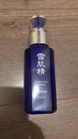 是很清爽的乳液，收缩毛孔什么的还没看到效果，当作心理作用安慰一下，希望有效果