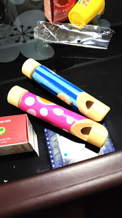 同时买了两个，蓝色的吹的响，粉红色的吹不响，除非使很大的劲，这个感觉没什么趣味性啊，太小的孩子吹不响，对太大的孩子又没有丝毫吸引力，唉慎入吧