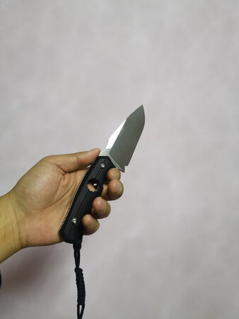 够锋利，到手直接推a4，刀型适合切食材，户外削木不是特顺手