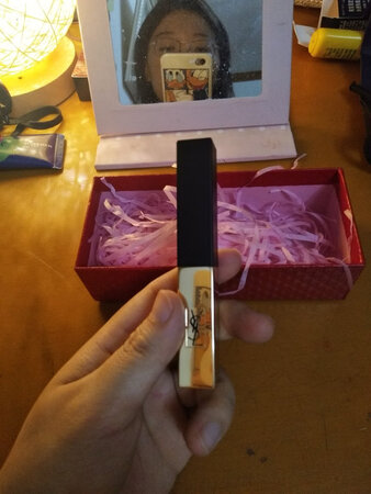 味道太好闻了，口红的款式真的很高级哈哈?涂上去有一种磨砂的质感，很舒服哈哈，还送了礼盒?套装嘻嘻，太好看了吧?