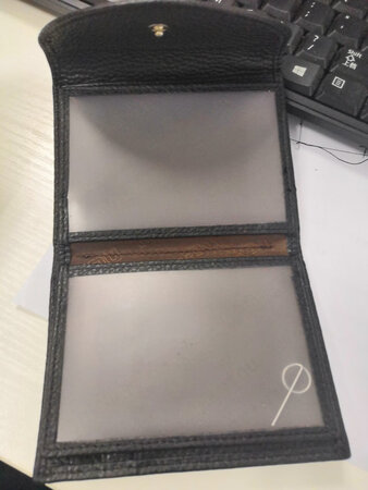 首先描述一下物流情况：自营店，从北京仓发货，隔天就在深圳送货上门了，速度真心好评！到货完好无损，包装盒和皮夹都无折损，打开细闻无刺激气味。同体黑色，彰显大气，一共八个卡槽，所有卡放进去刚好合适，然后中间两个透明页可以放驾驶证和行驶证，刚好把所有证件放齐。用了一个星期，很顺手，重量适中，如果不小心掉出，绝对感知的到。综上，好评！