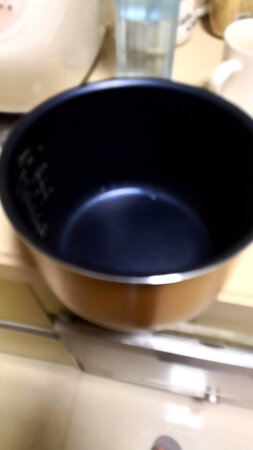 美的内胆一买回来总担心这个锅质量不好，后来和原装的对比一下，原来老款聚能凹点在中间，现在是改到中下部。品牌上有标明是美的原装产品。对于美的内胆不粘锅的性能，要等这周开煲煮饭才知道效果。如果可以下周追加评价。
