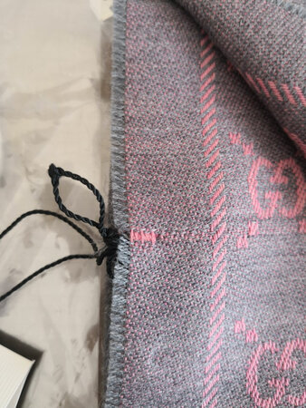 是否正品：一看就是假货或残次品，平时都在实体店买，这次因为邮到外地，就在网上下了一单，拿到手真是惨不忍睹，什么破玩意，商家面对问题推三阻四，认为是客户自己的问题，没有个积极解决问题的态度。我在这里也声明这评价绝对是客观公正的，绝不会因为一条围巾而冤枉商家，自己的问题就是自己的问题，不是自己的问题我也不可能承认。