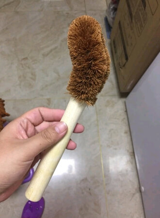 方便又不伤手，实用好看，比清洁球要好。手柄的材质应该是硬塑，挺有厚重感，刷头是硬硬的，和棕垫的材料一样，刚到家就用了，拿捏的手感不错，可以用上力，可悬挂设计也很合理，婆婆用了说蛮好的，起码双手不用浸在油污里了，不过防粘锅的动作尽量轻点。 就是用了几天椰棕里面容易有杂物拿不出，不过刷锅的刷子还是经常换的好，健康卫生。