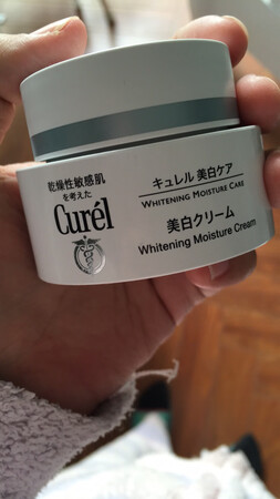 真的是好用极了 每次爆痘 有痘印 过敏 只要用珂润面霜和水乳液套装都会比较快的的回复过来 对敏感肌肤真的太友好了 原来怀孕的时候用的珂润保湿面霜 因为成分安全可靠 最近尘螨过敏一直发红刺痛 再次选择珂润 果然没有让我失望 真的很赞