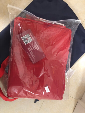 面料材质：拿出来摸了一下，很舒服的面料，等结婚前一天晚上再铺上，很柔软的质感，棒！
颜色图案：颜色是正红色，非常鲜艳喜庆，适合婚礼过年等喜庆日子，玫瑰图案也很好看。
产品包装：产品包装简约大方，还有纸盒包装，没有破损，赞一下！
其他特色：性价比超级高，活动价格下来非常划算，凑单了一下家居日用品买的，总之这价格能买到真的就是赚到了，非常棒！