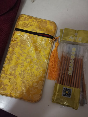 质量真的超级好，纸张很厚实，摸起来很舒服，送的一个装书的布袋也喜欢得不得了，给你一百个赞??