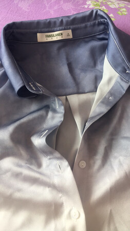 这件衣服种草很久了，终于下手买到了。渐进色真的很好看。而且非常好搭配，可以搭配牛仔，也可以搭配裙子，上班的时候也可以当做职业装通勤来穿。料子非常舒服，感觉夏天穿也不会热，透气性挺好的。稍微有一点失望的是没有配套的备用扣子，如果扣子丢了的话就会比较麻烦。这一个细节能多注意一下就好了。物流还是很快的，尤其在大促期间，物流速度非常让人满意。拿到了优惠券比其他平台便宜很多。