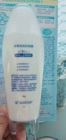 在手上试涂了一下，很清爽，好吸收，就跟平时用的水乳一样的质地。没有刺激性气味，大品牌值得信赖? ?