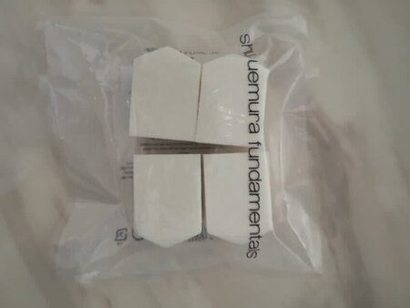 外形外观：五角形，脸部各个部位都可以照顾到。
使用触感：海绵柔软细腻，上脸挺舒服的。
厚薄程度：厚薄适中，可以的。
产品质感：植村秀的东西，质感都不错的啊。上粉底液很好用，有点吸粉，不过是可以接受的程度。