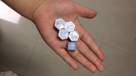洗完后用所有护肤品都刺痛，对皮肤有伤害，看网红推荐这款才用的，油皮用也是刺痛，别的皮肤用更要谨慎，等了半个月才发货，用完后第二天鼻子还是刺痛