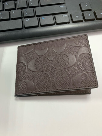 实物比照片好看，就是厚了点，多几张卡就不太能合拢，不知道用一段时间后能不能软一些