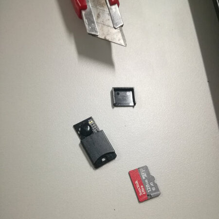 奇差无比！设计缺陷，制造缺陷。插入太紧，拔不出来，只能破坏了。
毕竟卡比读卡器价值高啊。
欲哭无泪(´;︵;`)