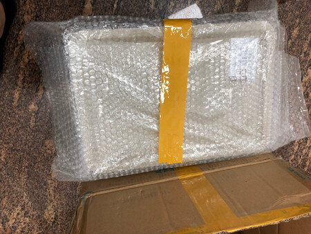 整理箱和图片一样，虽然两个箱子有色差，但是不影响使用，快递小哥非常给力，给你点赞。