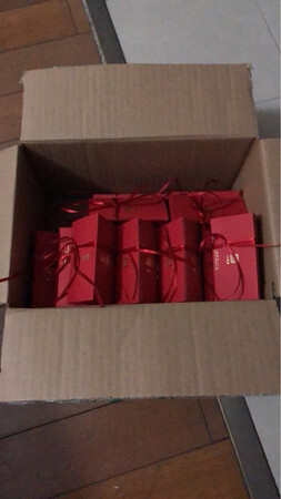 逛了好久的京东，选了这家店。这个真的不错，很好看，能装5-6颗糖，一包50个，很便宜。自己搭配的糖放进去的，老公辛苦了一晚上装好。三角形的设计，很独特，很棒。京东物流也是依旧那么快。