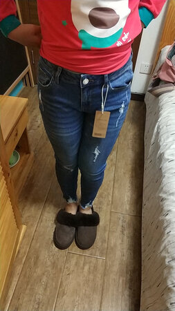 女儿穿上很合适，当长裤穿了。价格非常合适，穿上显瘦