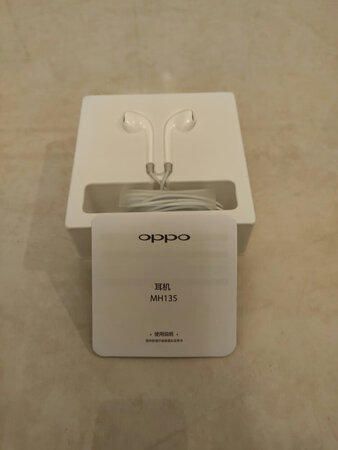 最近刚好看到网上评测三款耳机的视频（OPPO的MH135，华为的AM116，vivo的EX680），试听下来个人感觉还是OPPO的本款耳机略胜一筹，无论是音乐层次的展现，中高低音的综合表现力，声音的穿透力等，MH135都是表现最出色。于是果断在京东购买。今天晚上到手后立即试听，然后再与前几天买的OPPO的MH133做个比较，135的确好的不是那么一点点，差距太大，现在商家搞活动促销，强烈推荐MH135！对于京东的物流要大大给个赞！上午下单，下午就到家了，快递员辛苦了！全五分好评！