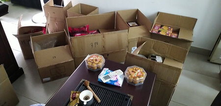 1.产品丰富，200块钱能买一大袋的零食，可以吃很久了，喜欢吃甜食的可以买，送礼也ok，分量足，我主要是负责采购的，发给员工都还挺满意的。2.我是公司给员工买的中秋节礼品，商家给到了优惠，因为寄快递比较麻烦，要寄很多地方，货也要分装很多，商家都没有搞错，也很负责，有什么问题~也回得快，购物体验很不错3.最后发票开错了，一天的时间就帮我处理到位了，效率很高，确实还不错，点赞!