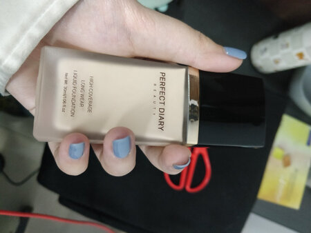 遮瑕效果：遮瑕效果有点差
保湿效果：低
产品包装：精致
适合肤质：油皮
其他特色：有点干，有点浮粉