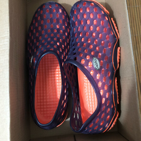 马上就穿了两个月了，就是那底的拼接的不太牢固，其他还行。