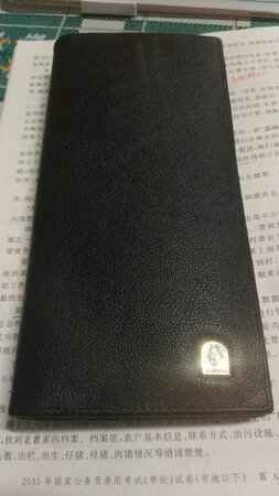 挺好看的，能放不少卡，实用，不知道耐不耐用。