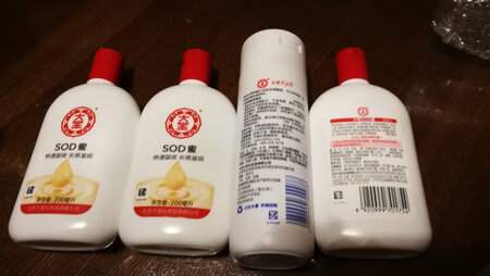 凑单选购的，用了发现挺好用，很值。包装简洁明了，产品质保到2022年。
使用效果：开瓶闻香，有点淡淡的芳香味，无化学用品的刺激味。入手搓洗，泡沫细腻，起泡不多。洗面，光滑爽肤，不刺激，不辣眼睛。涂抹均匀后，静置一会，中间可以刷牙等待。片刻后洗脸，洗后皮肤干净，略有紧致感，不干燥，有润湿效果。
总体评价：起泡较少，洁肤干净，不刺激，气味芳香好闻。
